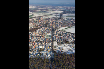 Luftbild von Kandelerstraße im Winter bei Schnee in Rheinzabern im Bundesland Rheinland-Pfalz, Deutschland