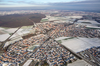 Bahnlinie im Winter bei Schnee in Rheinzabern im Bundesland Rheinland-Pfalz, Deutschland