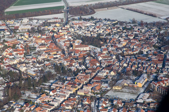Hauptstraße mit Pfarrkirche St. Michael im Winter bei Schnee in Rheinzabern im Bundesland Rheinland-Pfalz, Deutschland