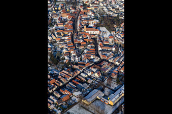 Schrägluftbild von Hauptstraße mit Pfarrkirche St. Michael im Winter bei Schnee in Rheinzabern im Bundesland Rheinland-Pfalz, Deutschland
