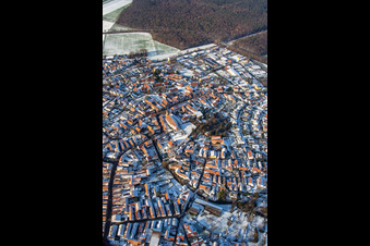 Hauptstraße mit Pfarrkirche St. Michael im Winter bei Schnee in Rheinzabern im Bundesland Rheinland-Pfalz, Deutschland vom Flugzeug aus
