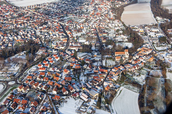 Bellheimer Straße im Winter bei Schnee in Hördt im Bundesland Rheinland-Pfalz, Deutschland