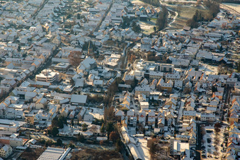 Braun'sche Stiftung und St. Mauritius Kirche im Winter bei Schnee in Rülzheim im Bundesland Rheinland-Pfalz, Deutschland