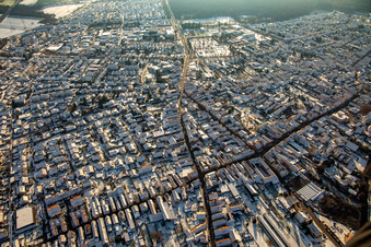 Kuhhardter und Rheinzaberner Straße im Winter bei Schnee in Rülzheim im Bundesland Rheinland-Pfalz, Deutschland