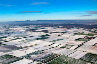 Windkraftanlage im Winter bei Schnee in Rülzheim im Bundesland Rheinland-Pfalz, Deutschland