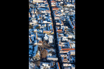 St. Mauritius Kirche und VG-Verwaltung im Winter bei Schnee in Rülzheim im Bundesland Rheinland-Pfalz, Deutschland