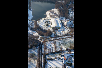Luftbild von Strandbad, Dampfnudel-Halle im Winter bei Schnee in Rülzheim im Bundesland Rheinland-Pfalz, Deutschland