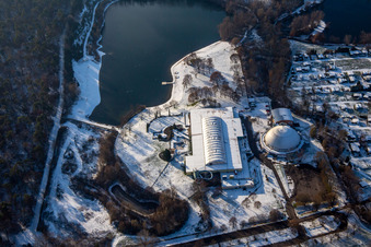 Luftaufnahme von Strandbad, Dampfnudel-Halle im Winter bei Schnee in Rülzheim im Bundesland Rheinland-Pfalz, Deutschland