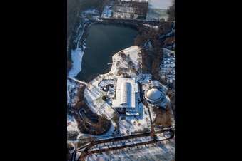 Schrägluftbild von Strandbad, Dampfnudel-Halle im Winter bei Schnee in Rülzheim im Bundesland Rheinland-Pfalz, Deutschland