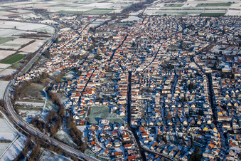 Rülzheim von Westen im Winter bei Schnee im Bundesland Rheinland-Pfalz, Deutschland