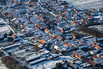 Kirche St. Antonius im Winter bei Schnee in Herxheimweyher im Bundesland Rheinland-Pfalz, Deutschland
