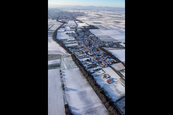 Schrägluftbild von Im Winter bei Schnee in Herxheimweyher im Bundesland Rheinland-Pfalz, Deutschland