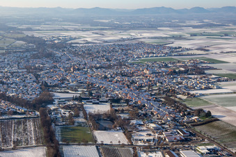 Untere Hauptstraße im Winter bei Schnee in Herxheim bei Landau im Bundesland Rheinland-Pfalz, Deutschland