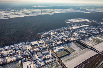 Luftbild von Gewerbegebiet Am Gäxwald im Winter bei Schnee in Herxheim bei Landau im Bundesland Rheinland-Pfalz, Deutschland