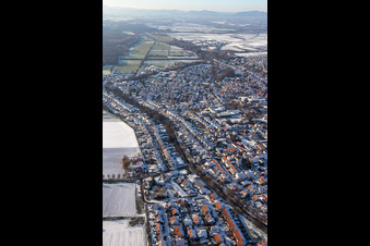 Ketteler Straße im Winter bei Schnee in Herxheim bei Landau im Bundesland Rheinland-Pfalz, Deutschland