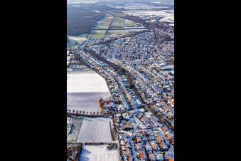 Litzelhorststraße im Winter bei Schnee in Herxheim bei Landau im Bundesland Rheinland-Pfalz, Deutschland