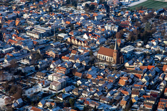 Kirch St. Maria Himmelfahrt im Winter bei Schnee in Herxheim bei Landau im Bundesland Rheinland-Pfalz, Deutschland