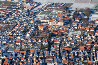 St. Paulus-Stift im Winter bei Schnee in Herxheim bei Landau im Bundesland Rheinland-Pfalz, Deutschland