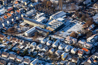Grundschule und Festplatz im Winter bei Schnee in Herxheim bei Landau im Bundesland Rheinland-Pfalz, Deutschland