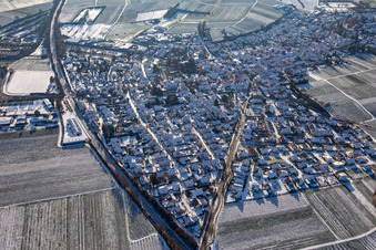 Luftbild von Insheim von Norden im Winter bei Schnee im Bundesland Rheinland-Pfalz, Deutschland