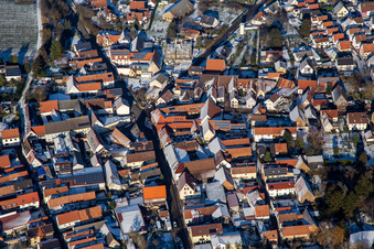 LandauerStraße /Bahnhofstraße im Winter bei Schnee in Insheim im Bundesland Rheinland-Pfalz, Deutschland