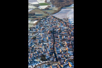 Luftbild von Hintergasse und Hauptstraße im Winter bei Schnee in Rohrbach im Bundesland Rheinland-Pfalz, Deutschland