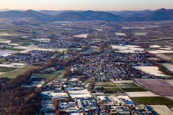 Billigheim von Osten im Winter bei Schnee in Billigheim-Ingenheim im Bundesland Rheinland-Pfalz, Deutschland