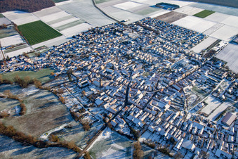 Hauptstraße im Winter bei Schnee in Steinweiler im Bundesland Rheinland-Pfalz, Deutschland