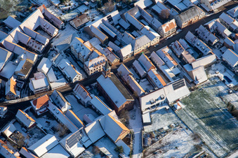 Protestantische Kirche im Winter bei Schnee in Steinweiler im Bundesland Rheinland-Pfalz, Deutschland