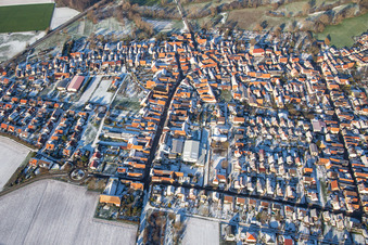 Luftaufnahme von Hauptstraße im Winter bei Schnee in Steinweiler im Bundesland Rheinland-Pfalz, Deutschland