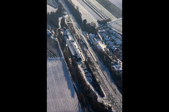 Bahnhof im Winter bei Schnee in Winden im Bundesland Rheinland-Pfalz, Deutschland