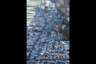 Hauptstraße B427 von Osten im Winter bei Schnee in Winden im Bundesland Rheinland-Pfalz, Deutschland