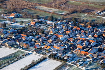 Friedhof im Winter bei Schnee in Winden im Bundesland Rheinland-Pfalz, Deutschland