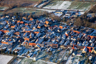Waschgasse im Winter bei Schnee in Winden im Bundesland Rheinland-Pfalz, Deutschland