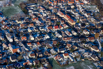 Steinweilerer Straße im Winter bei Schnee in Winden im Bundesland Rheinland-Pfalz, Deutschland