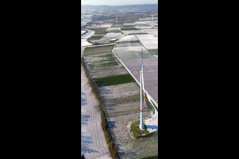 Luftbild von Windpark im Winter bei Schnee in Freckenfeld im Bundesland Rheinland-Pfalz, Deutschland