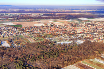 Sport- und Schulzentrum im Winter bei Schnee in Kandel im Bundesland Rheinland-Pfalz, Deutschland