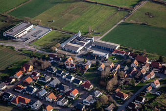 Aldi, Friedmann-Reisen an der Hauptstraße L546 in Schweighofen im Bundesland Rheinland-Pfalz, Deutschland