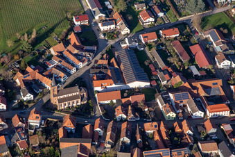 Schrägluftbild von Kirche St. Laurentius in Schweighofen im Bundesland Rheinland-Pfalz, Deutschland