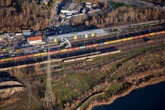 Bahnhof Wörth(Rhein) und Parkhaus in Wörth am Rhein im Bundesland Rheinland-Pfalz, Deutschland