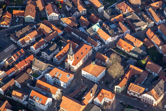 Luitpoldstraße Christuskirche und Altes Rathaus in Wörth am Rhein im Bundesland Rheinland-Pfalz, Deutschland
