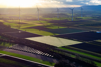 Luftbild von Freiflächen-Fotovoltaik-Solarstromanlage des ANUMAR Solarpark Winden auf einem Acker vor dem Windpark Freckenfeld im Bundesland Rheinland-Pfalz, Deutschland