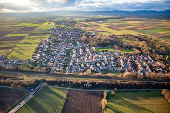 Hauptstraße B427 von Osten in Winden im Bundesland Rheinland-Pfalz, Deutschland