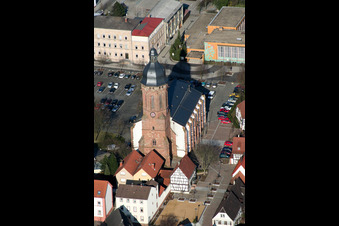 St. Georgskirche am Marktplatz von Westen in Kandel im Bundesland Rheinland-Pfalz, Deutschland