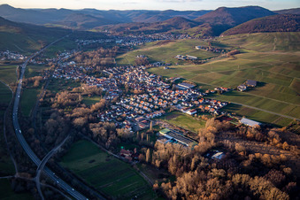 B10 ins Queichtal in Siebeldingen im Bundesland Rheinland-Pfalz, Deutschland