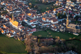 Protestantische Kirche. Katholische Kirche St. Ludwig in Edenkoben im Bundesland Rheinland-Pfalz, Deutschland