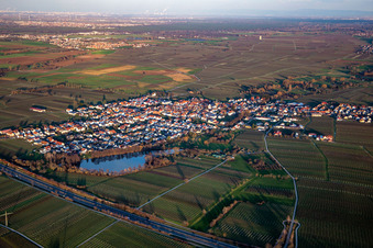 Kirrweiler von Südosten im Bundesland Rheinland-Pfalz, Deutschland