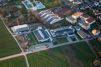 Gebrüder-Ullrich-Realschule plus vor dem Freibad / Schwimmbad Kalmitbad in Maikammer im Bundesland Rheinland-Pfalz, Deutschland