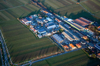 Industriegebiet an der Schafweide in Kirrweiler im Bundesland Rheinland-Pfalz, Deutschland