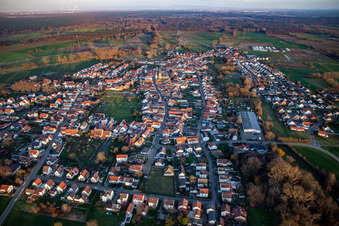 Schrägluftbild von Geinsheim von Westen in Neustadt an der Weinstraße im Bundesland Rheinland-Pfalz, Deutschland